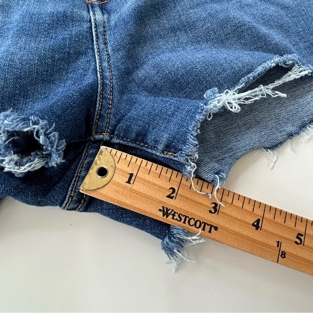 LEVI'S Women's High Rise Women's Shorts Distressed Stretchy in Dark Wash Size 32